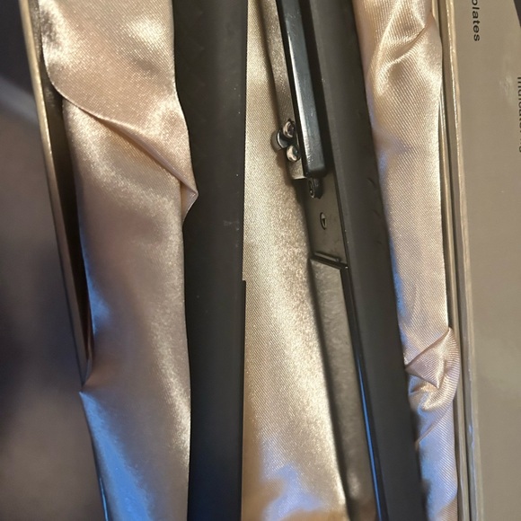 Versha Straightner In Gold Box - Picture 5 of 9